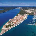 Апартаменты Amazing In Rab With House Sea View Раб